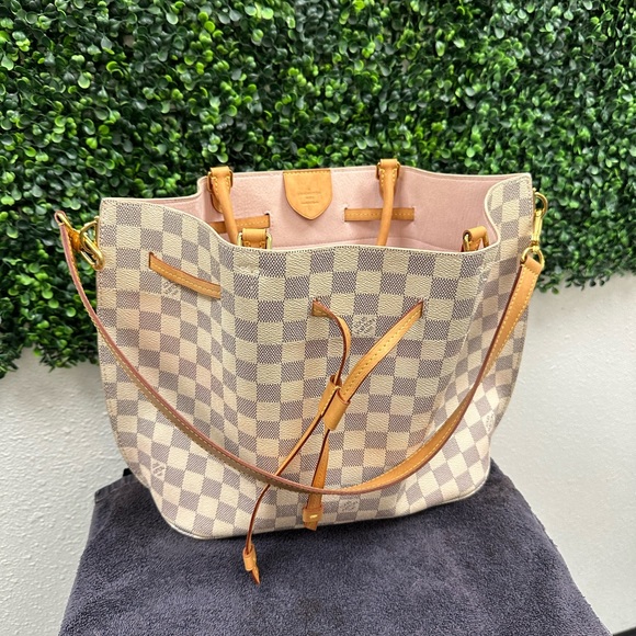 Louis Vuitton - Picture 1 of 5